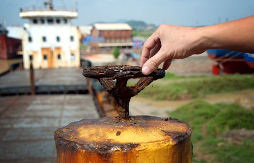 Ngay cả chiếc van thông gió hầm hàng, do không được sử dụng lâu ngày, cũng trong tình trạng hỏng hóc, khó phục hồi.